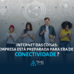 internet das coisas. Jovens conectados em seus dispositivos