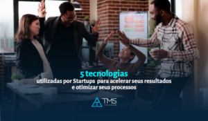 pessoas da mesma equipe, multiétnicos, comemorando os resultados da startup em que trabalham