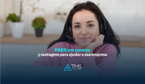 mulher jovem com um headset satisfeita com as vantagens do pabx em nuvem para sua empresa