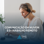 uma atendente trabalhando de casa com seu headset, atendendo clientes e utilizando a tecnologia de comunicação em nuvel em seu trabalho remoto