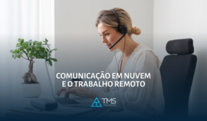 uma atendente trabalhando de casa com seu headset, atendendo clientes e utilizando a tecnologia de comunicação em nuvel em seu trabalho remoto