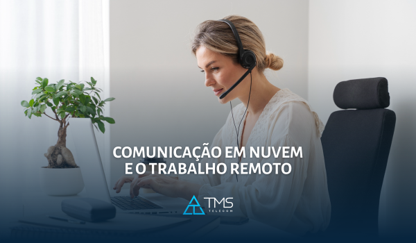 Uma Atendente Trabalhando De Casa Com Seu Headset, Atendendo Clientes E Utilizando A Tecnologia De Comunicação Em Nuvel Em Seu Trabalho Remoto