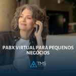 Foto de uma pequena empresária usando um smartphone para atender uma chamada. O PABX Virtual permite que os pequenos empresários atendam chamadas de qualquer lugar, a qualquer hora, com apenas um dispositivo conectado à internet. A TMS Telecom oferece soluções de PABX Virtual personalizadas para as necessidades de pequenos negócios