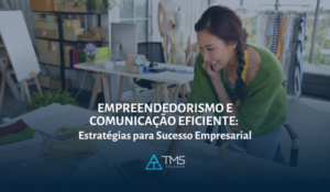 Empreendedora sorridente trabalhando em seu ateliê de moda, visualizando um laptop. O texto na imagem destaca 'Empreendedorismo e Comunicação Eficiente: Estratégias para Sucesso Empresarial', simbolizando como empreendedores podem utilizar a comunicação eficiente para prosperar nos negócios. Logo da TMS Telecom no canto inferior centralizado.