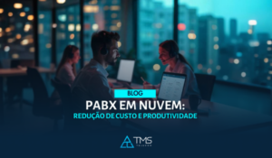 Uma representação moderna de comunicação empresarial em nuvem: um escritório digital conectado globalmente, com funcionários atendendo chamadas via dispositivos diversos (notebooks, smartphones, headsets), enquanto ícones de conectividade (nuvem, Wi-Fi, segurança) simbolizam um sistema de PABX em Nuvem eficiente. O ambiente transmite inovação, produtividade e tecnologia avançada.